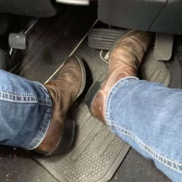 „Nie musiałam długo się przyglądać. Znałam ten samochód aż za dobrze.

𝐑𝐞𝐚𝐠𝐚𝐧 𝐌𝐜𝐂𝐨𝐲.

Przyjaciel mojego byłego.

Były mistrz ujeżdżania byków.”

[#GDNM_watt]