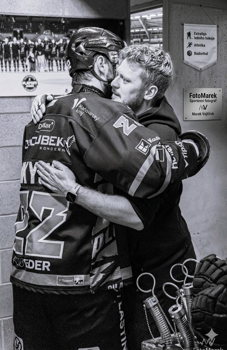 VojtisekPhoto's tweet photo. Ahoj hokejové X! 👋

Jmenuji se Marek Vojtíšek a tuhle sezónu trávím v těsné blízkosti mantinelů @hctrinec, @hcvitkovice a @hcfrydekmistek. 📸 https://t.co/FZphAV9pzC