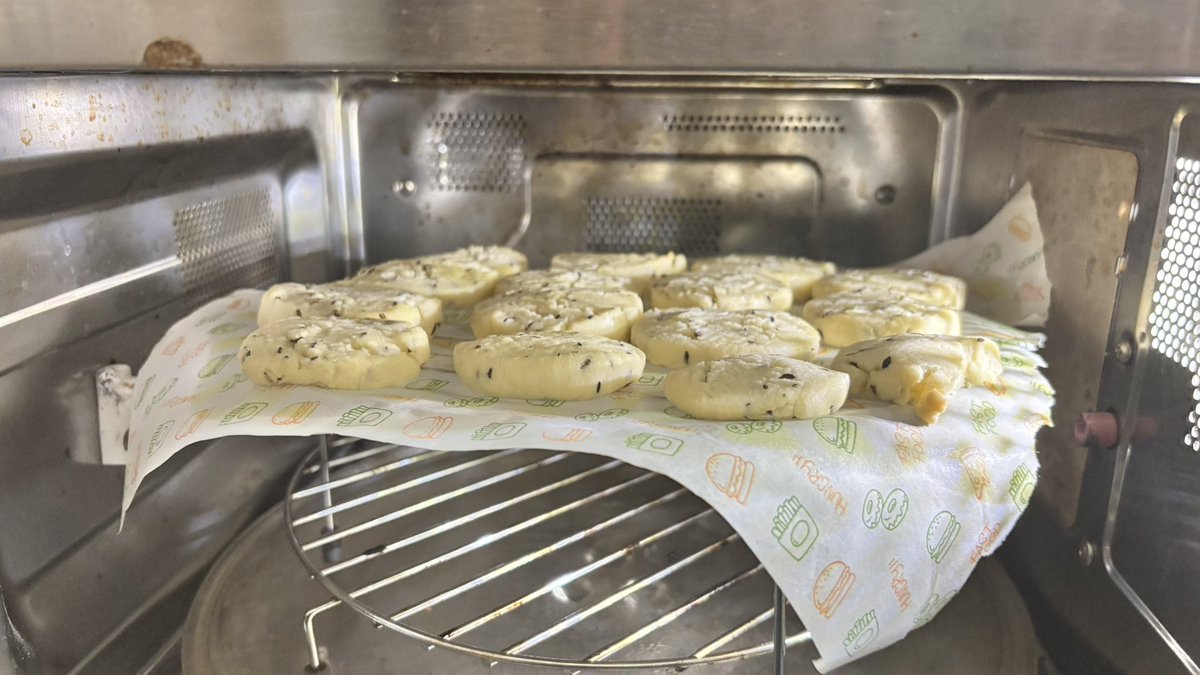 VishGullu's tweet image. Tried my hand at jeera cookies, efforts paid off. That quiet satisfaction of baking for others hits different. 

#Jeeracookies #Baking #Cookies