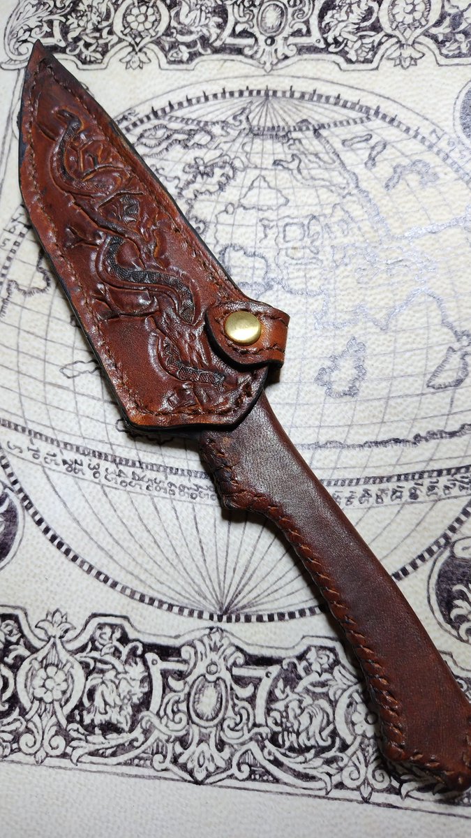 新作「黒檀のペーパーナイフ」完成です！
オレンジサファイアを埋め込んであります！！！
鞘には蛇をカービングしてあります。
#デザフェス にてお披露目予定です。

#毎日がファンタジー