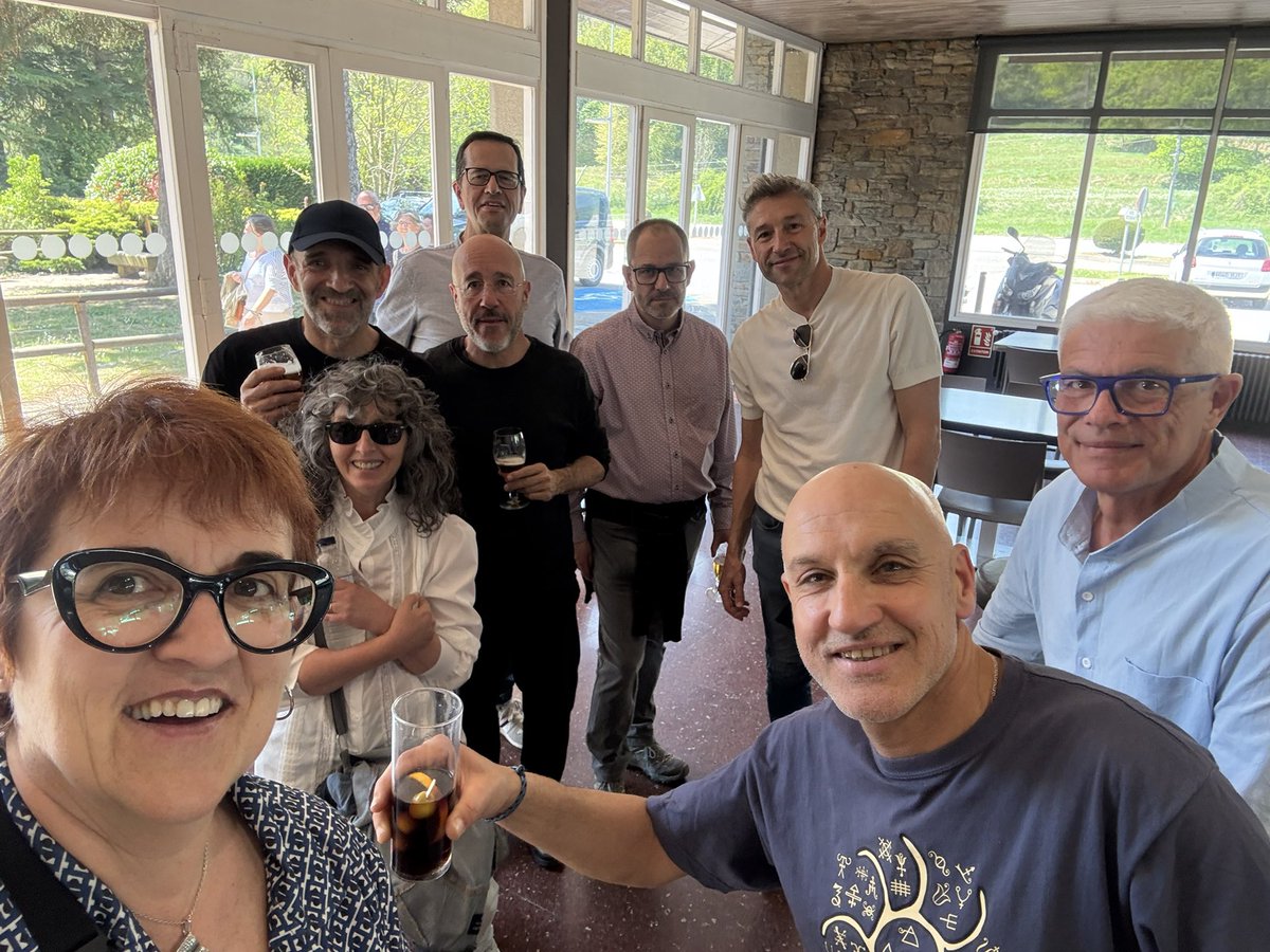 MontseAyats's tweet photo. Celebrant a Can Villaura que fa 40 anys estudiàvem (o, a estones, ho fèiem veure) a l’Institut Abat Oliba de Ripoll 🥳😍 https://t.co/FmwuwiXdHe