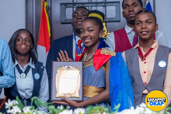 fiertefm's tweet photo. #Haïti célèbre #Ariana. Elle a 19 ans. Elle revient championne. Ariana Milagro Lafond a franchi la frontière haïtiano-dominicaine le 18 avril par Ouanaminthe. Une foule l'attendait. Le Cap-Haïtien aussi. Chants, danses, clameurs populaires ont rythmé chaque kilomètre de son retour au pays.
La jeune influenceuse haïtienne venait de remporter la 8ᵉ édition de House of Challenge à Lomé, au #Togo. Une téléréalité panafricaine réunissant 12 candidats issus de 12 pays. Finale le 11 avril. Victoire sans concession face à la Camerounaise MK Michelle. Quatre matchs. Quatre victoires. Invaincue du début à la fin.
Elle repart avec un trophée, une prime de 20 millions de francs CFA, un financement de 10 millions dédié à un projet de startup, un véhicule, un voyage en Chine et un titre d'ambassadrice du programme.
Honorée d'abord en République dominicaine, elle a traversé la frontière escortée par l'artiste Bovann, le comédien Jojo et d'autres membres du programme. Le peuple haïtien a fait le reste.
Rarement une personnalité de cet âge aura reçu pareil accueil. #FierteFM