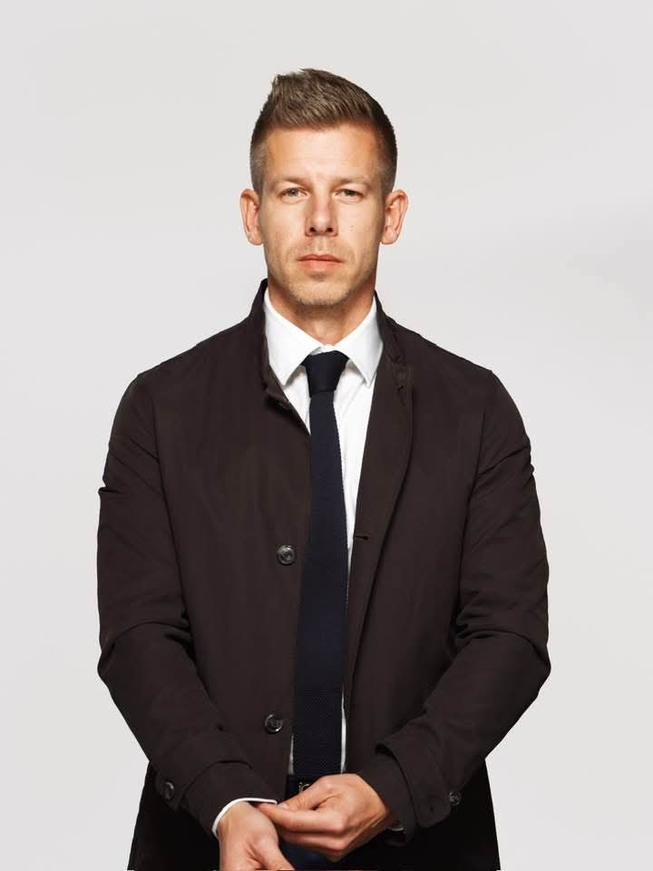 Ez volt az első hivatalos fotóm két éve a Partizán interjú után, 2024 márciusában. Azóta sok minden változott. Én is. 

2024 márciusa óta többet voltam a magyar utcákon és tereken, mint a saját lakásomban. Bejártam az országot földön, vízen és levegőben. Több mint 700 településen