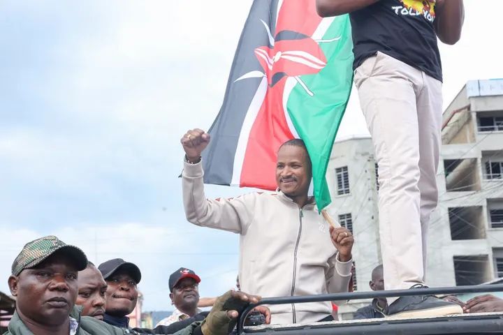 Watu wa Nakuru wamejitokeza kwa wingi kukaribisha Hon Babu Owino na wengine.
Tuko Mazembe grounds.