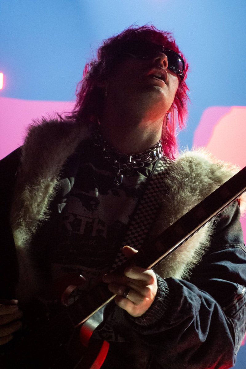 Tell me I'm your human being /lyr