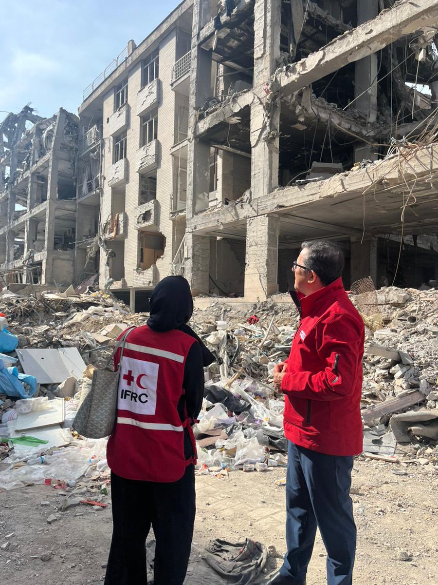 IFRC_MENA's tweet photo. منذ اللحظات الأولى لاندلاع النزاع، قامت @Iran_RCS بتعبئة شبكتها الوطنية من الموظفين والمتطوعين، والمسعفين وفرق الاستجابة في جميع المحافظات لدعم المجتمعات المتضررة”، قال @Xcastel، وكيل الأمين العام للاتحاد الدولي لجمعيات الصليب الأحمر والهلال الأحمر لتطوير الجمعيات الوطنية وتنسيق العمليات في @ifrc.

وأضاف خلال زيارته إلى إيران أن @ifrc يقف في دعم كامل لـ @Iran_RCS كعضو موثوق، معترفًا بحجم وتنسيق والتزام استجابتها الإنسانية على مستوى البلاد