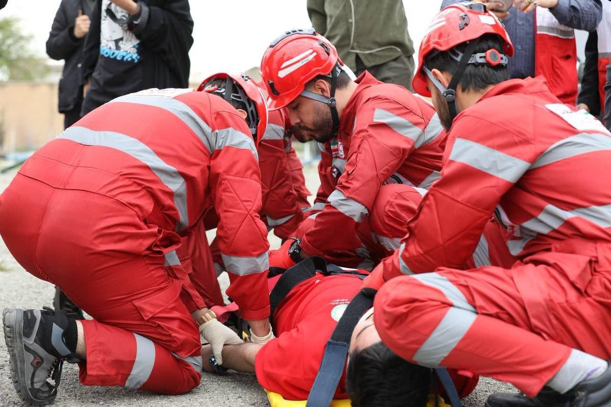 IFRC_MENA's tweet photo. منذ اللحظات الأولى لاندلاع النزاع، قامت @Iran_RCS بتعبئة شبكتها الوطنية من الموظفين والمتطوعين، والمسعفين وفرق الاستجابة في جميع المحافظات لدعم المجتمعات المتضررة”، قال @Xcastel، وكيل الأمين العام للاتحاد الدولي لجمعيات الصليب الأحمر والهلال الأحمر لتطوير الجمعيات الوطنية وتنسيق العمليات في @ifrc.

وأضاف خلال زيارته إلى إيران أن @ifrc يقف في دعم كامل لـ @Iran_RCS كعضو موثوق، معترفًا بحجم وتنسيق والتزام استجابتها الإنسانية على مستوى البلاد