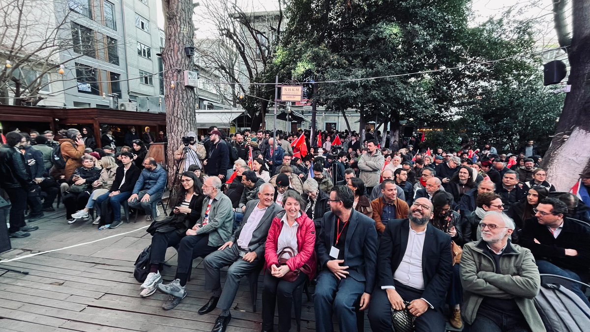 tkpninsesi's tweet photo. Kadıköy'de "Küba Kazanacak" demek için Küba sosyalizminin dostlarıyla, Kübalı yoldaşlarımızla bir aradayız.

Küba Komünist Partisi Merkez Komite Üyesi Elier Ramírez Cañedo, sahnede Küba'nın bağımsızlık ve sosyalizme yürüyen mücadelesini paylaşıyor. https://t.co/jMWo4wSkoJ
