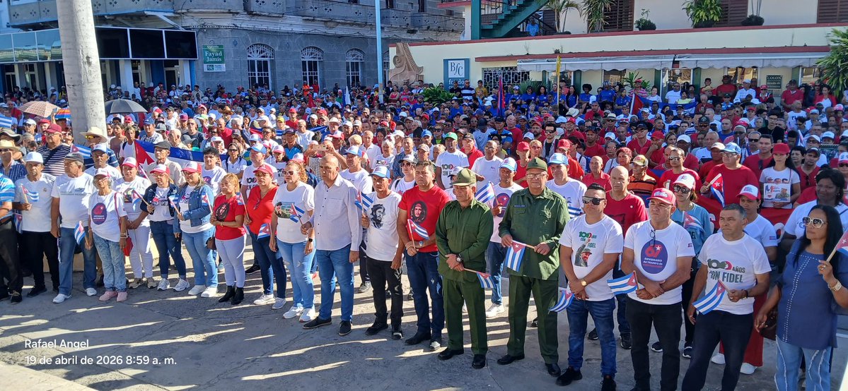 El pueblo de #LasTunas alza su voz contra el bloqueo imperial, por la paz y la soberanía, en acto de reafirmación revolucionaria en el aniversario 65 de la victoria en Playa Girón. #CubaEstáFirme 
#GirónEsHoy
#MiFirmaPorLaPatria
#LaPatriaSeDefiende