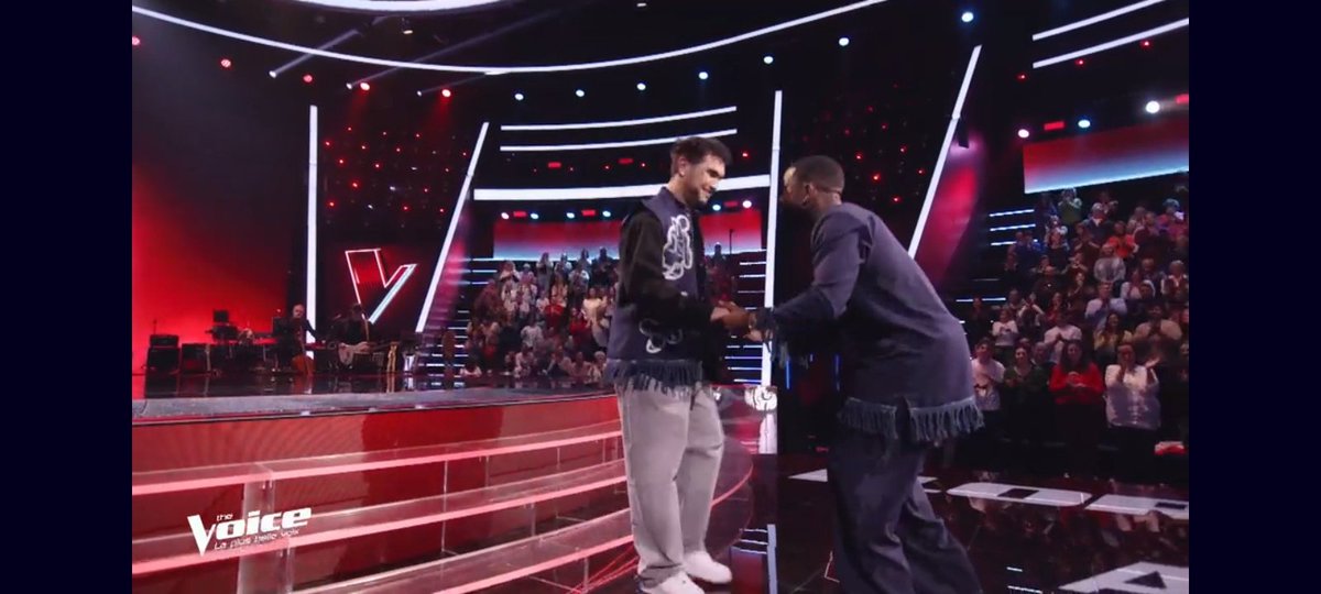fabien_fichaux's tweet image. Le prochain talent s'appelait Laurent il a chanté "Purple rain" de Prince, 4 coachs se sont retournés, il a rejoint l'équipe Tayc #TheVoice