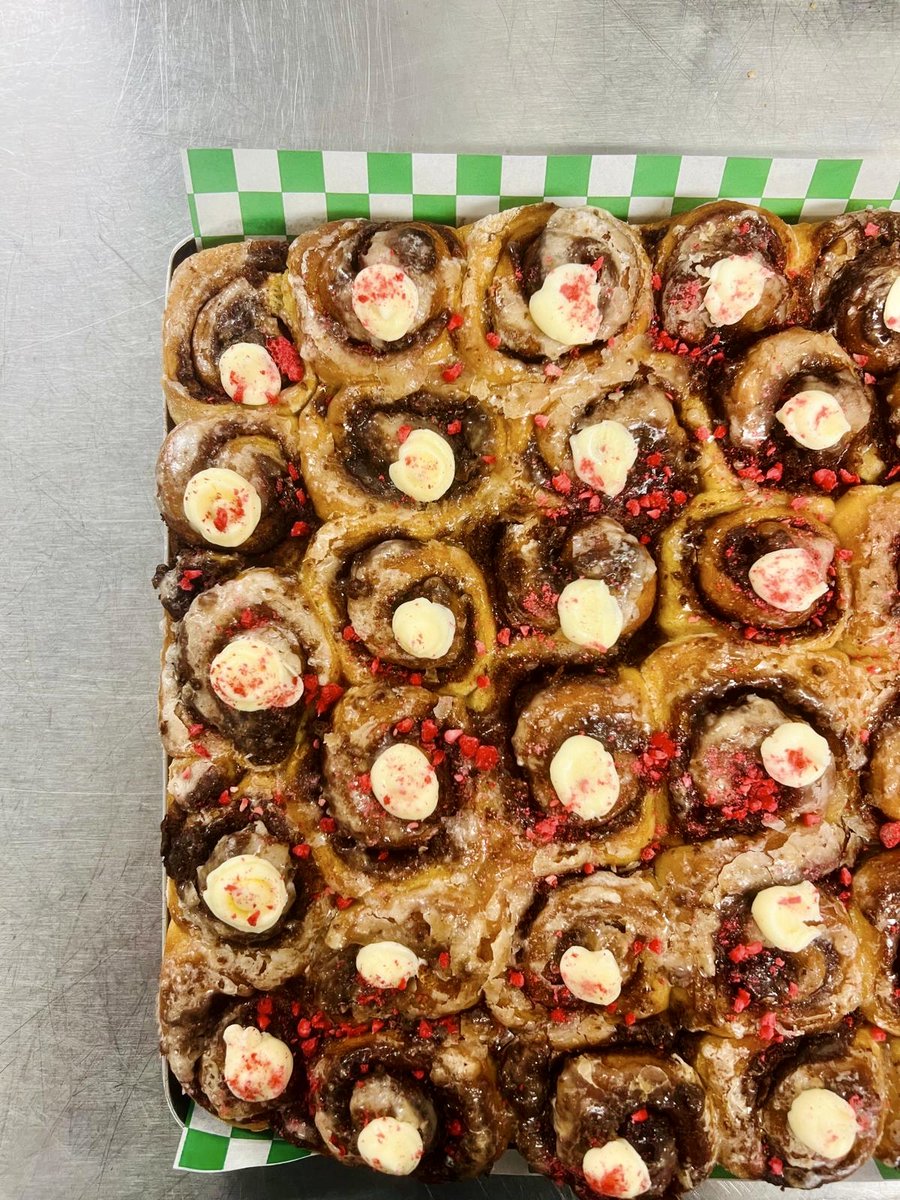 LoveGorsefield's tweet image. 🍽️✨ Some delicious highlights from Gorsefield!

Huge thanks to our amazing kitchen team — Head Chef Tom &amp;amp; Sous Chef Sarah

From fish &amp;amp; chips 🐟🍟 to brownies 🍫, pavlovas 🍓 &amp;amp; mini cinnamon buns 🌀… all made with care for our guests 💚

#Gorsefield #GreatFood #OutdoorLearning