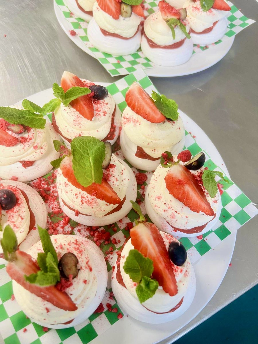 LoveGorsefield's tweet image. 🍽️✨ Some delicious highlights from Gorsefield!

Huge thanks to our amazing kitchen team — Head Chef Tom &amp;amp; Sous Chef Sarah

From fish &amp;amp; chips 🐟🍟 to brownies 🍫, pavlovas 🍓 &amp;amp; mini cinnamon buns 🌀… all made with care for our guests 💚

#Gorsefield #GreatFood #OutdoorLearning