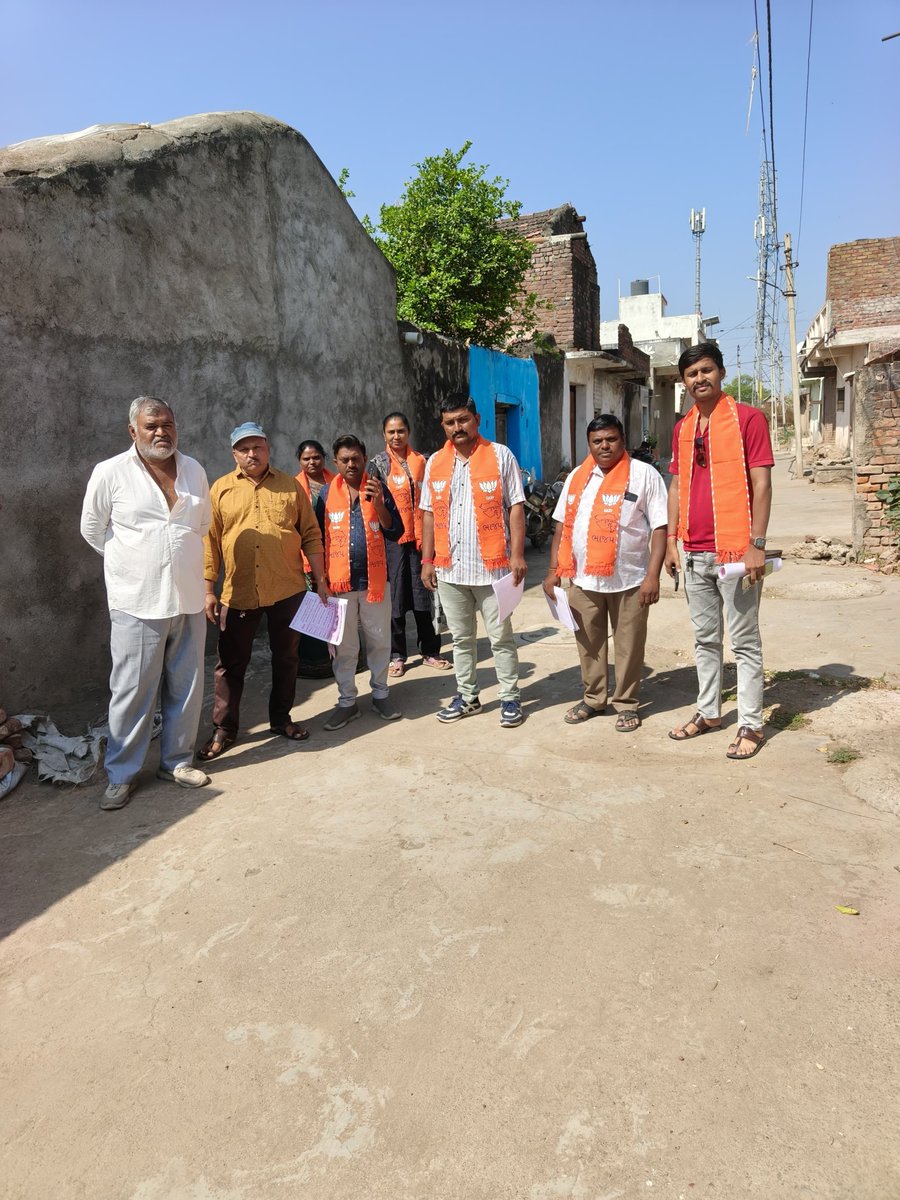 dashrathsinh77's tweet photo. #બોટાદ_શહેર_યુવા_મોરચા 
આજ રોજ સ્થાનિક સ્વરાજની ચૂંટણી અન્વયે વોર્ડ નં ૪ સિટીજીન, ટાઢાની વાડી વિસ્તારમાં ડોર ટુ ડોર પત્રિકા વિતરણ કરી ભાજપા ને ભવ્ય બહુમતી થી વિજયી બનાવવા આહવાન કર્યું
@imayurmpatelbjp @mayurmpatelbjp @BjpBotad @BotadBjp @jagdishmkwana @drhemangjoshimp https://t.co/0b5WxgbRIM