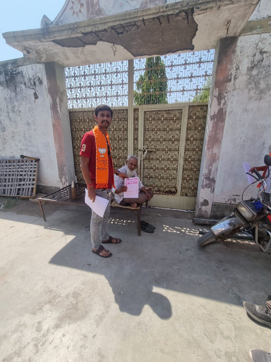 dashrathsinh77's tweet photo. #બોટાદ_શહેર_યુવા_મોરચા 
આજ રોજ સ્થાનિક સ્વરાજની ચૂંટણી અન્વયે વોર્ડ નં ૪ સિટીજીન, ટાઢાની વાડી વિસ્તારમાં ડોર ટુ ડોર પત્રિકા વિતરણ કરી ભાજપા ને ભવ્ય બહુમતી થી વિજયી બનાવવા આહવાન કર્યું
@imayurmpatelbjp @mayurmpatelbjp @BjpBotad @BotadBjp @jagdishmkwana @drhemangjoshimp https://t.co/0b5WxgbRIM