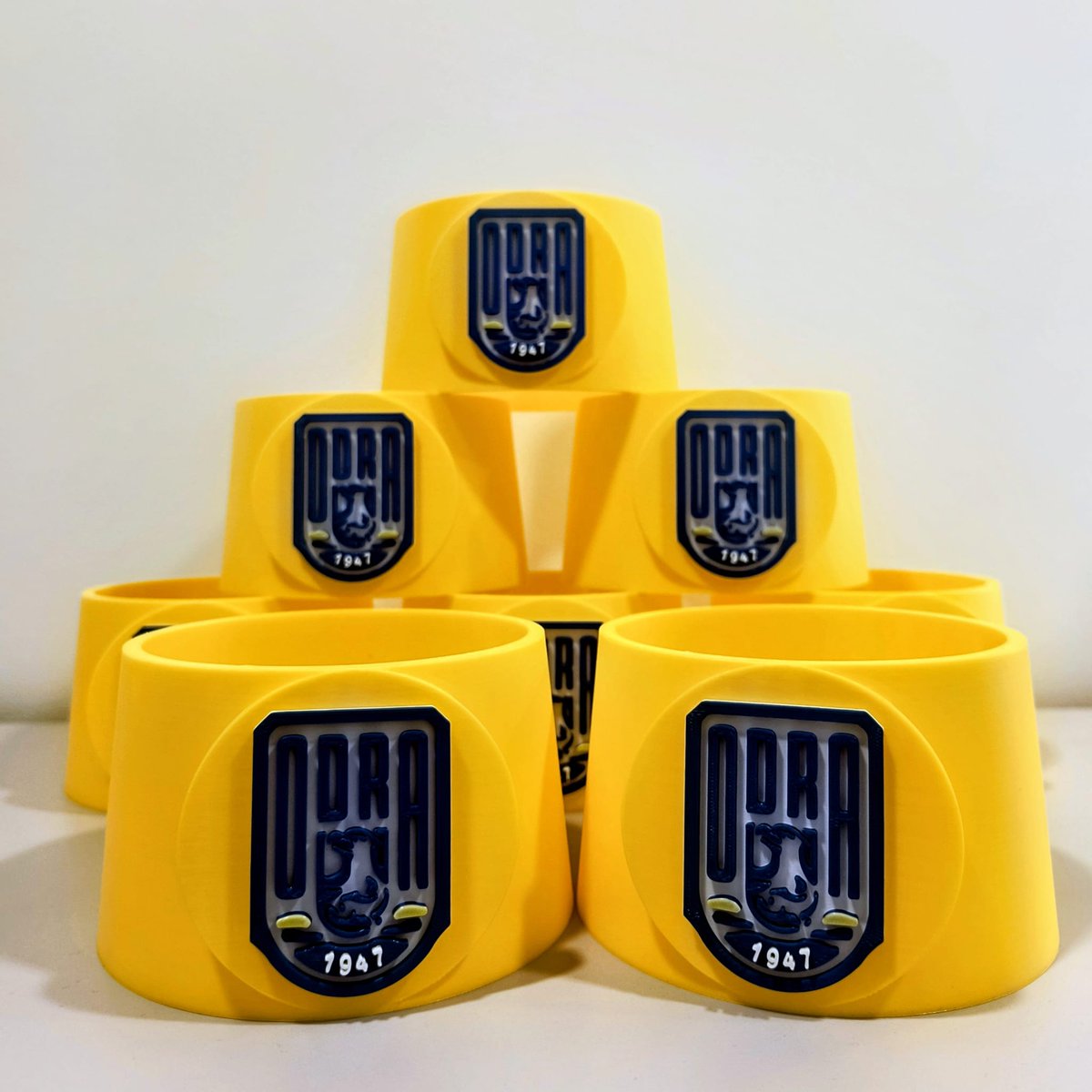 herbyw3D's tweet photo. Stojaczki na piłkę z herbem ODRA Skrzynie ZAJĄC Bytom Odrzański ⚽️ 

Personalizowane stojaki doskonale sprawdzą się przy liniach boiska i pomogą w szybkich wznowieniach gry !
A po meczu?
Mogą służyć jako elegancka ekspozycja w szatni, klubowym biurze czy na półce prawdziwego kibica.  

Piłka to najważniejszy  element tej gry i zasługuje ona na godne miejsce zarówno na boisku, jak i poza nim.

Na zdjęciach również prototypy innych gadżetów:
🔵brelok 🔵zawieszka na lusterko samochodowe
🔵magnes 🔵otwieracz

#StojaczekNaPiłkę #PiłkaPrzyLinii #WznowienieGry #KibicowskiGadżet