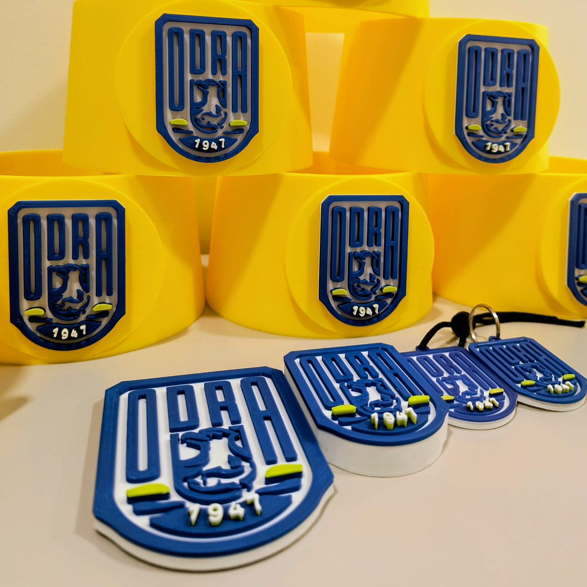 herbyw3D's tweet photo. Stojaczki na piłkę z herbem ODRA Skrzynie ZAJĄC Bytom Odrzański ⚽️ 

Personalizowane stojaki doskonale sprawdzą się przy liniach boiska i pomogą w szybkich wznowieniach gry !
A po meczu?
Mogą służyć jako elegancka ekspozycja w szatni, klubowym biurze czy na półce prawdziwego kibica.  

Piłka to najważniejszy  element tej gry i zasługuje ona na godne miejsce zarówno na boisku, jak i poza nim.

Na zdjęciach również prototypy innych gadżetów:
🔵brelok 🔵zawieszka na lusterko samochodowe
🔵magnes 🔵otwieracz

#StojaczekNaPiłkę #PiłkaPrzyLinii #WznowienieGry #KibicowskiGadżet