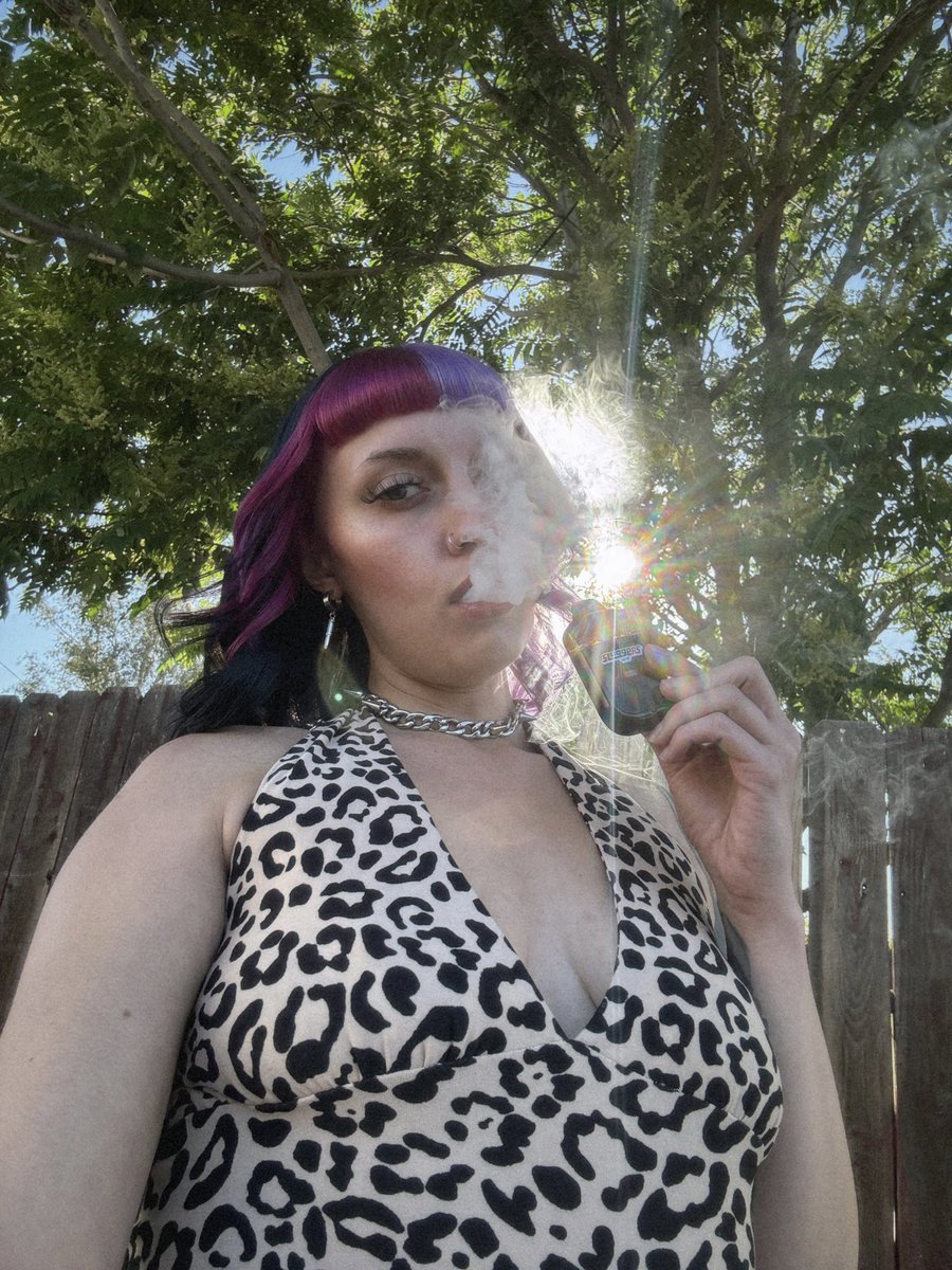 girls who smoke >>