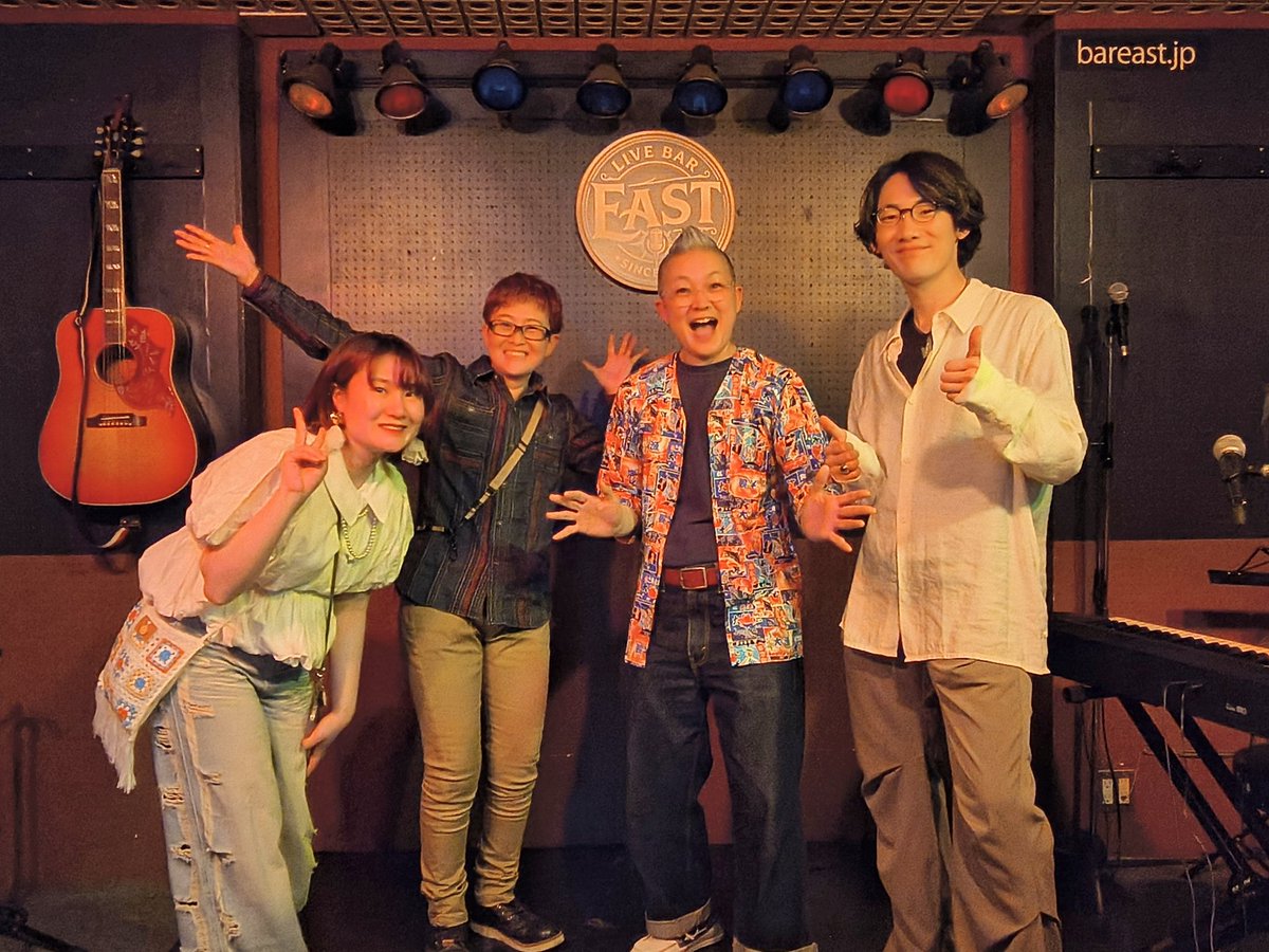 atunti's tweet photo. 「#BAREAST」さんでのライブ!
出演者の皆様の演奏と、会場の皆様の放つ雰囲気が融合して素敵なライブでした♪
2枚目は喋りすぎて時間を押さないように、持参した大きめの時計とにらめっこの図、
3枚目は「BAR EAST」さんの被り物をつけているかフィット感の図、そしてお花とお土産頂きました! https://t.co/l2ScdfqSt9