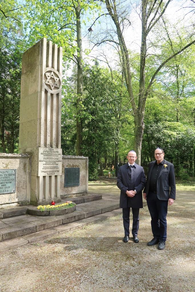 PLinKoeln's tweet photo. Gemeinsam mit den Mitgliedern der Synagogen-Gemeinde Köln gedachte der Generalkonsul M. Głuszko der Helden und Opfer des Aufstandes im Warschauer Ghetto. https://t.co/pe0OP5P3jb