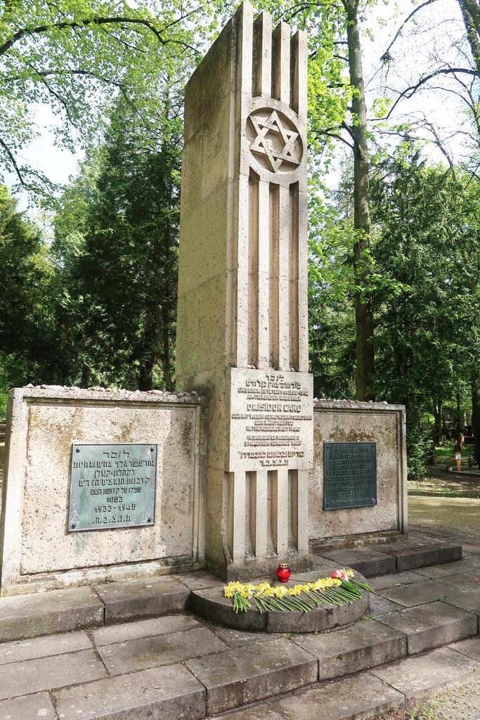 PLinKoeln's tweet photo. Gemeinsam mit den Mitgliedern der Synagogen-Gemeinde Köln gedachte der Generalkonsul M. Głuszko der Helden und Opfer des Aufstandes im Warschauer Ghetto. https://t.co/pe0OP5P3jb