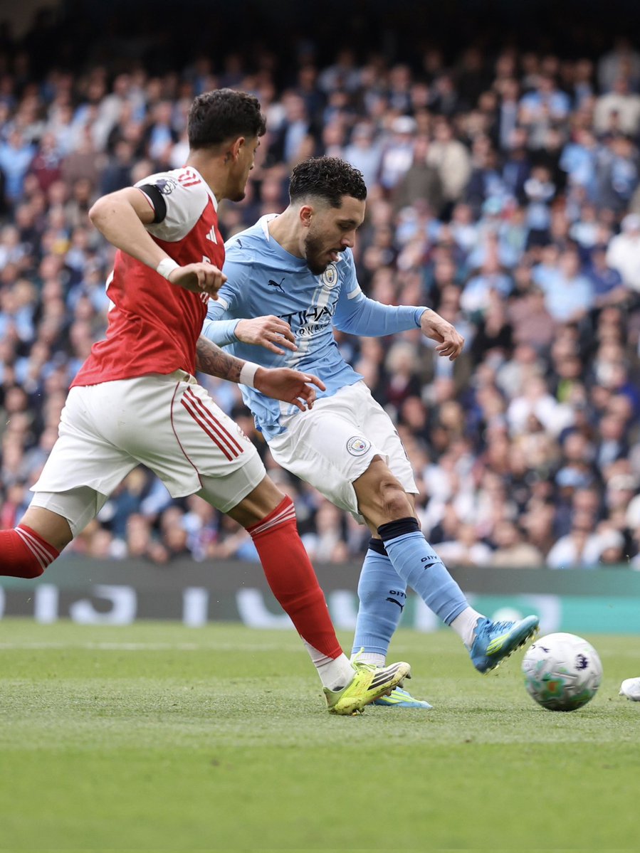 TityKayishema's tweet image. Premier League

HT Man City 1-1 Arsenal
⚽16' Cherki ⚽18' Kai Havertz

Table
1. Arsenal 71pts
2. Man City (-1) 65pts
3. Man Utd 58pts
4. Aston Villa 58pts
5. Liverpool 55pts
6. Chelsea 48pts

#WinnerRwanda #PlayAndWin