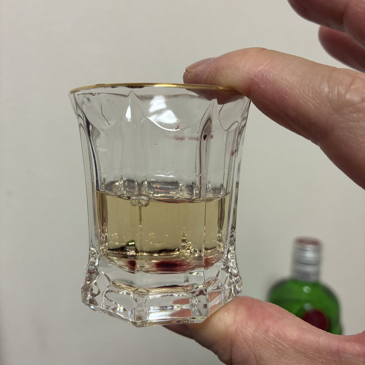 kk_5810's tweet photo. #猫のシッポ
お酒に木片を入れて樽で寝かせたような効果の出るものをタンカレーに漬け込んで3ヶ月ほど経ったものを飲みました

色も付いていて、味の変化もなかなか面白いです
また3ヶ月後くらいに報告します

アイテムのリンクを貼っておくので興味がありましたら是非

https://t.co/z8ZoYwbbxg https://t.co/yy6UOw8xuo