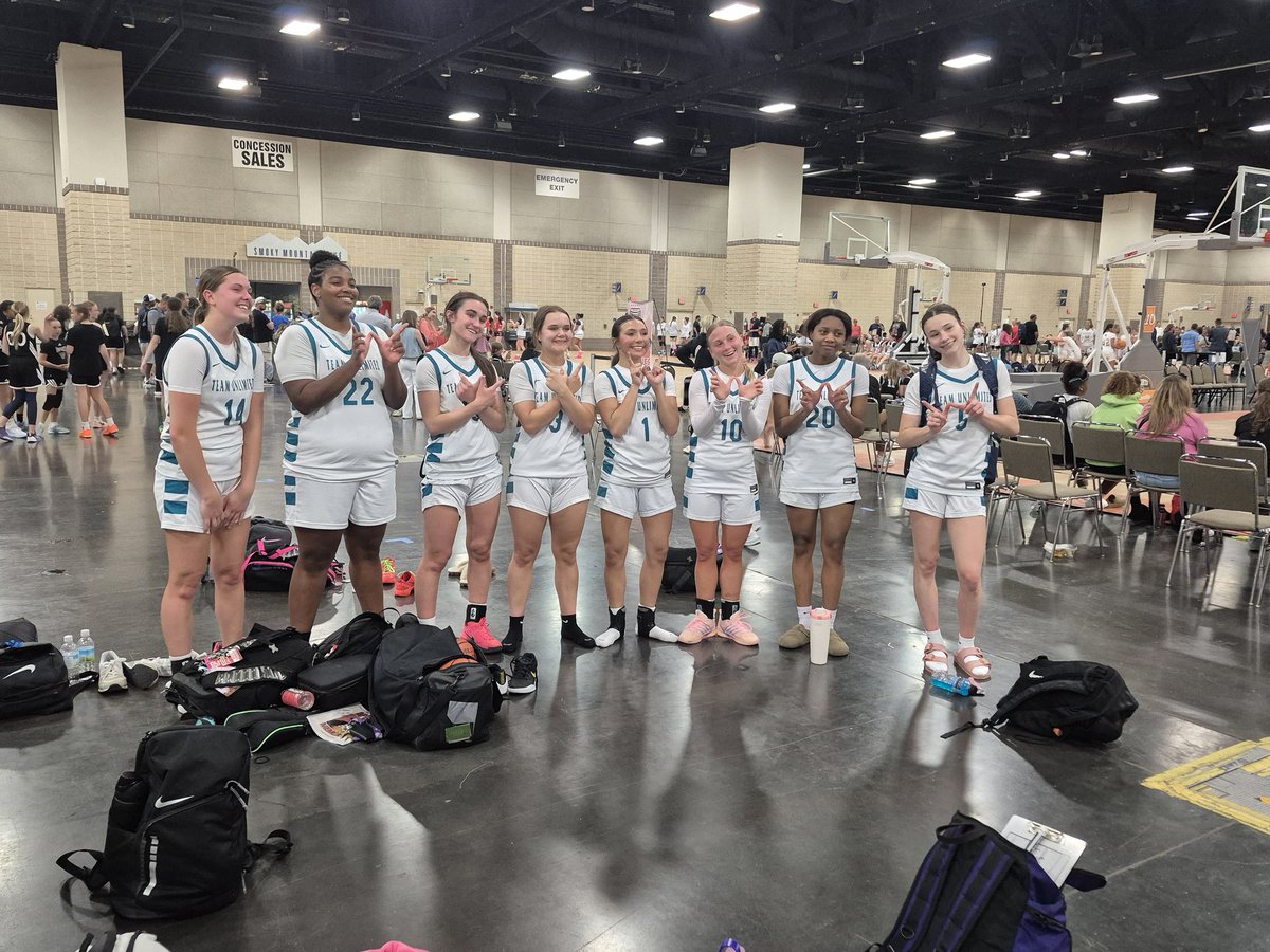 ArbEvMo's tweet photo. Congrats to @TeamUnlimited16 2027 squad on a successful live weekend at the #ApacheMemorial in Knoxville.  Finished 4-1 with the sole loss by 1 point after being down double digits.

Super appreciative of all coaches and schools that sat courtside to watch us play.

Coming together in all phases of the game, but still unfinished things to accomplish through the Summer.

Ladies, never stop going after your dreams, and from beginning to end give all praise to our Most Gracious God Amen. 

#Ballers #JesusAndBall #Team