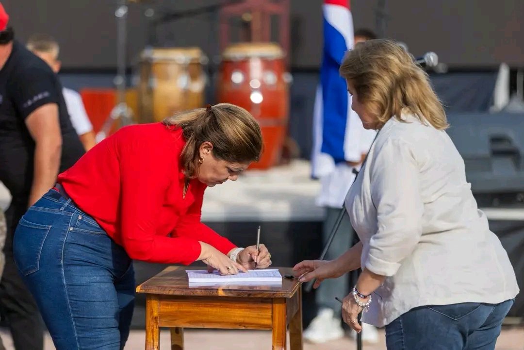 MindusIndustria's tweet photo. ¡Mi firma por la Patria! 🇨🇺 
El Primer Secretario del Comité Central del Partido y Presidente de la República Miguel Díaz-Canel Bermúdez abrió, con su rúbrica, el movimiento 
#MiFirmaPorLaPatria
#GirónEsHoy https://t.co/UJbyEucFvi