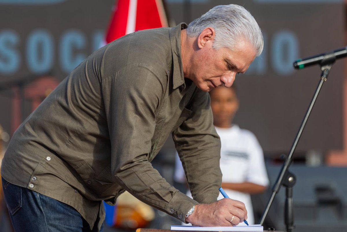 MindusIndustria's tweet photo. ¡Mi firma por la Patria! 🇨🇺 
El Primer Secretario del Comité Central del Partido y Presidente de la República Miguel Díaz-Canel Bermúdez abrió, con su rúbrica, el movimiento 
#MiFirmaPorLaPatria
#GirónEsHoy https://t.co/UJbyEucFvi