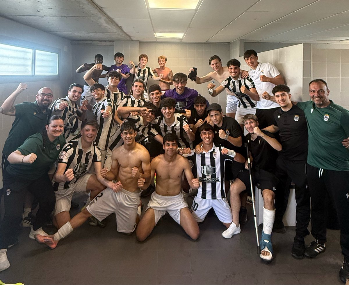 CDBLaAcademia's tweet photo. Victoria clave del Juvenil División de Honor: 3-0 ante La Cruz Villanovense 💪⚽

Un paso más hacia la salvación y dos finales por delante.

Creer hasta el final. 🤍🖤 https://t.co/iJDR2ttPX7