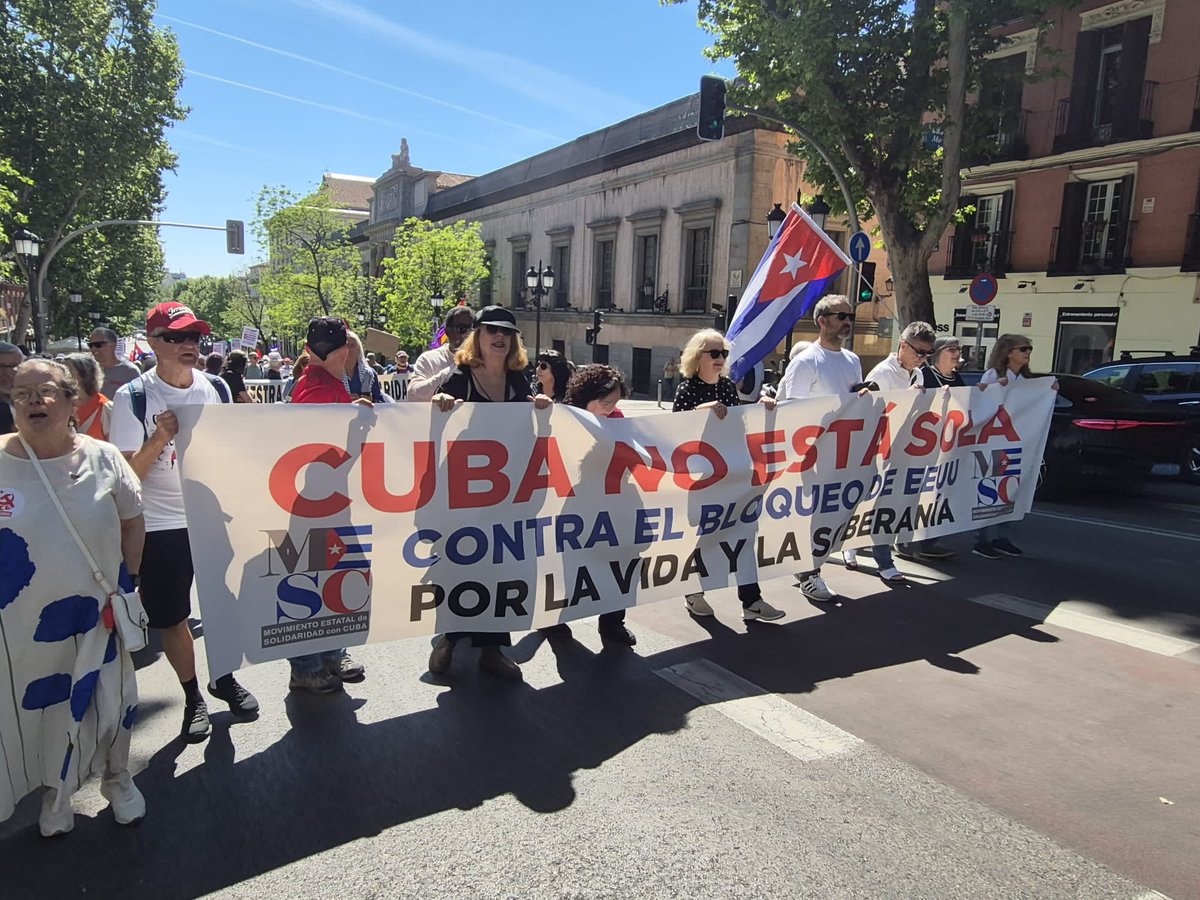 AbelendaCuba's tweet image. #Españoles protagonizaron hoy en #Madrid una multitudinaria marcha de solidaridad con #CubaNoEstáSola y de rechazo al bloqueo y las agresiones de #EEUU 🆚 la isla de la dignidad.
