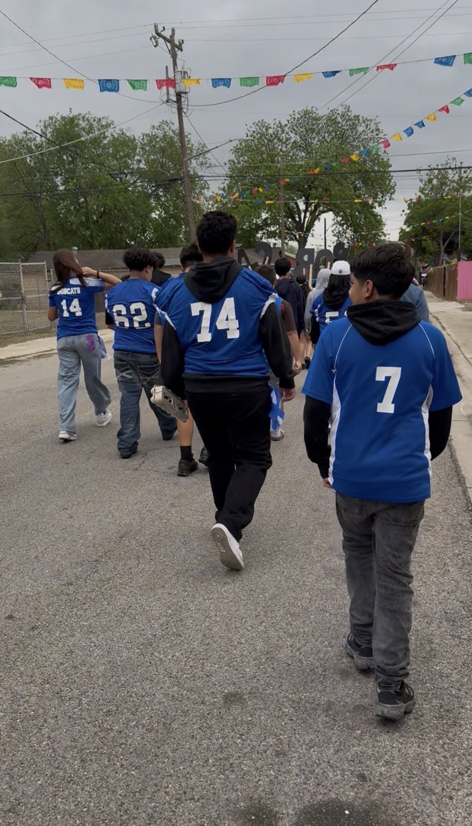 dwight_pe's tweet photo. Old South San Parade was a huge success and so much fun! Thank you to everyone who showed up in support of our athletic program. ⚽️🥎⚾️🏀🏐🏈 https://t.co/a1Ljz1Z5NH