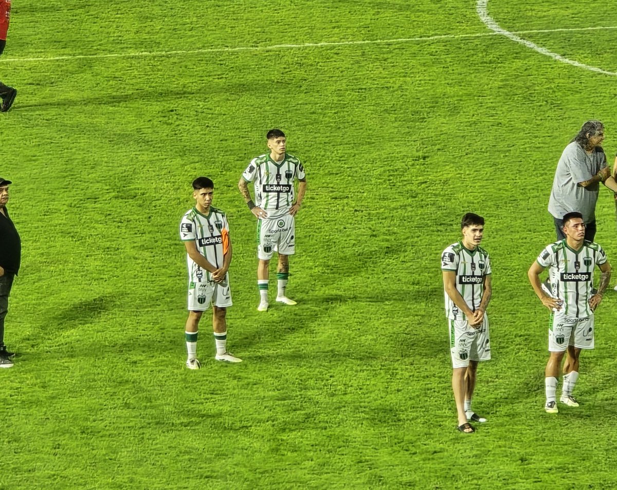 FedeCanch_'s tweet photo. Bergara, "colo" Rodriguez, Arroyo y Vega fueron los primeros que se quedaron a ver a la tribuna despues del partido, respeto total a estos cuatro pibes. 💚🖤 https://t.co/MBuIiKib3W