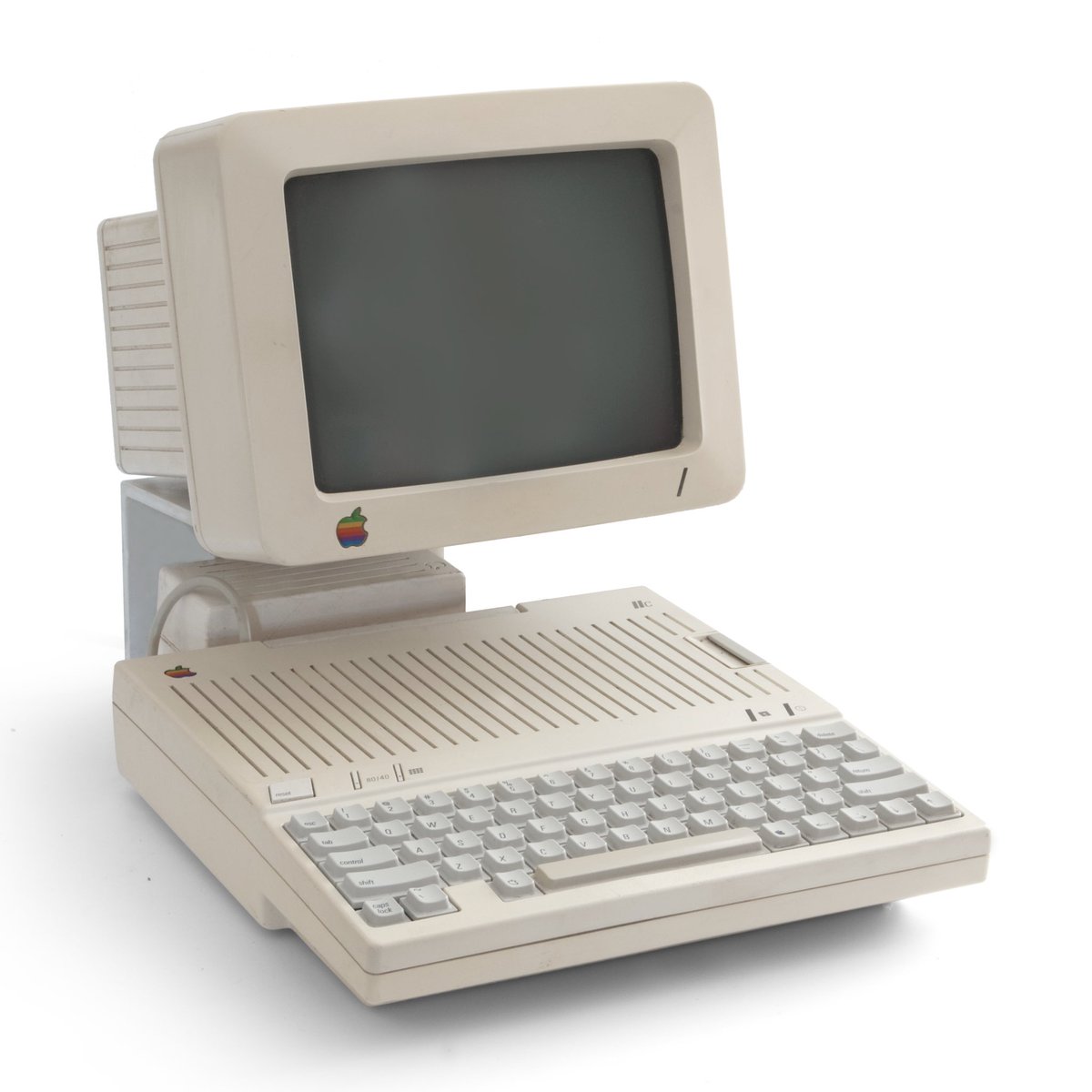 pomo's tweet photo. なんでか知らないけど、Apple IIcとかCanonのMSXのV-8とか、タブレット（石板）のように平坦なデザインのコンピュータが好きなんだよな、PC-8201なんかは昔から憧れがあってヤフオクで落札した（全然触れてないが https://t.co/o3gMqoD72w