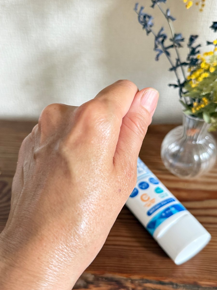 schnakanon's tweet photo. プロ・業務用UVクリーム超氷冷をお試ししました🧊✨

まず驚いたのが、塗った瞬間のひんやり感！ 
肌にのばしたときにスーッとした清涼感が広がって
これからの季節向きだなと感じました🌿

【PR】 #プロ業務用UVクリーム超氷冷 #ひんやりUV #日焼け止め #UVクリーム https://t.co/hzukGzVxQk