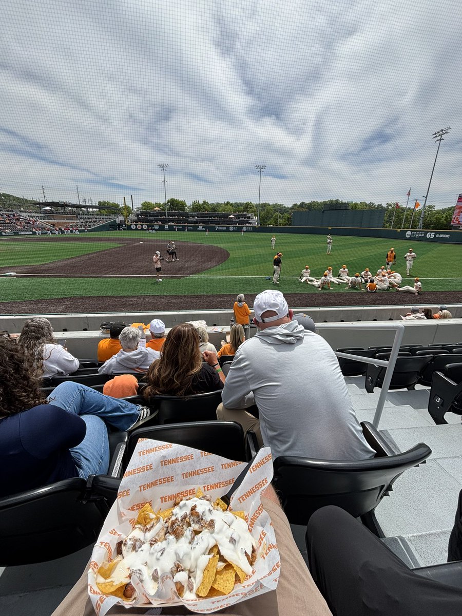 bigorangeTravis tweet media