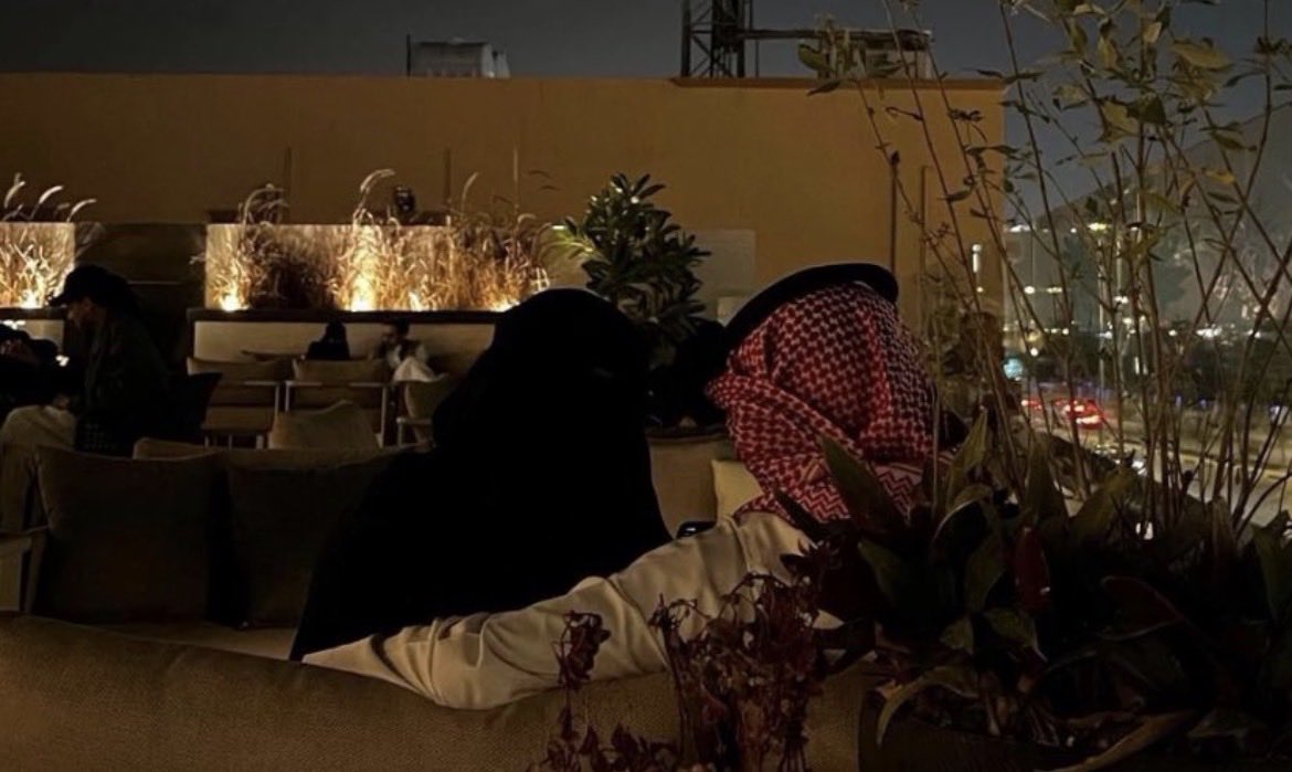اقربي… بين كتفي وذراعي، وخلي نظرتك تحكي عن شوقٍ قديم❣️