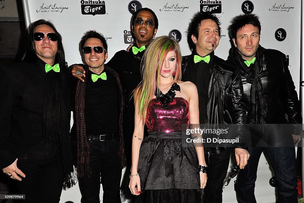 aboutavrilla_'s tweet image. #facts 
@AvrilLavigne el 08 de marzo de 2011 en a la fiesta de lanzamiento de su álbum de "Goodbye Lullaby". 🖤💚👀

#AvrilLavigne #goodbyelullaby