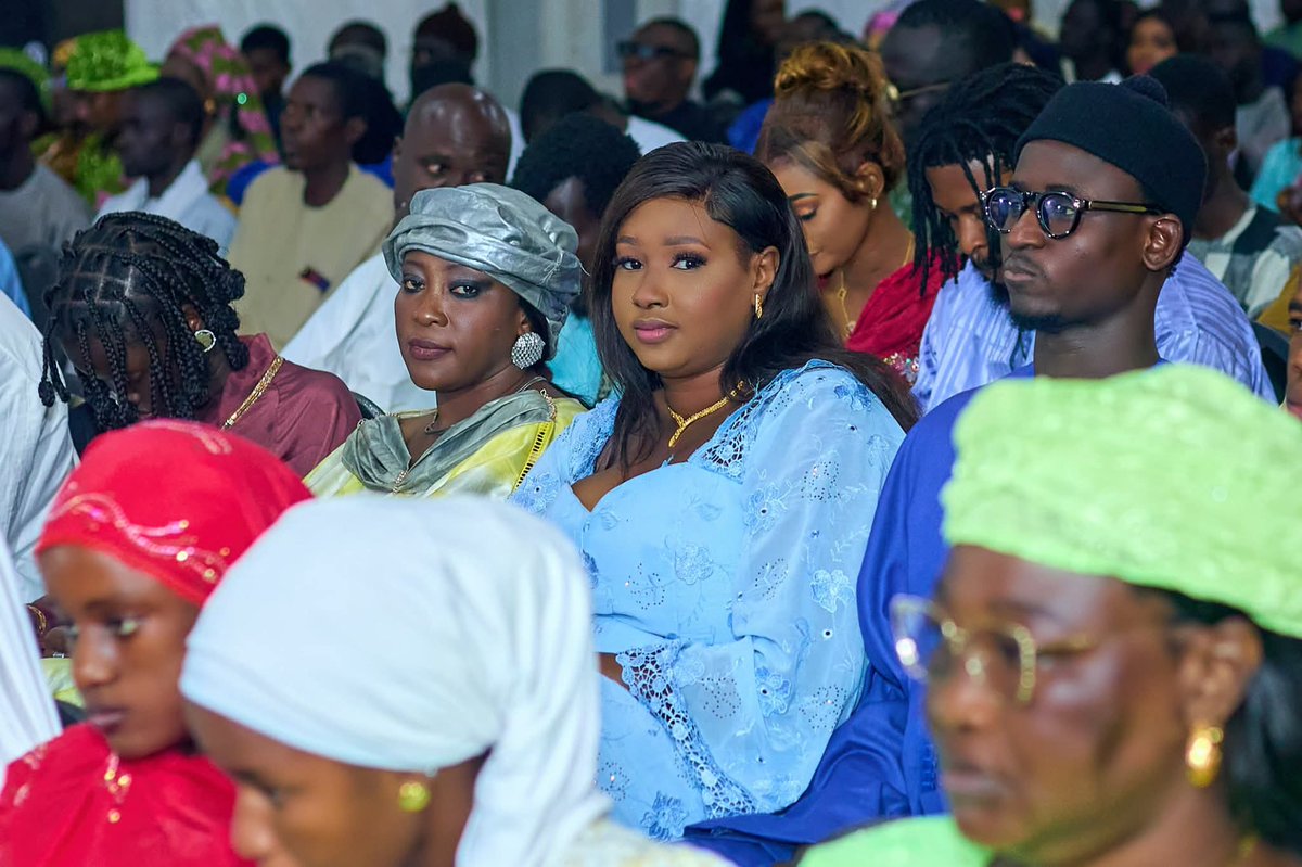 PAPEADABO's tweet photo. Ce vendredi, nous avons répondu à l’invitation de Sokhna Aïda Diallo Saliou pour commémorer la rencontre historique entre Serigne Saliou Mbacké (RTA) et son disciple Cheikh Béthio Thioune, survenue le 17 avril 1946, qui marque l’acte fondateur de la communauté Thiantacone. 

Cette célébration, initiée par Cheikh Béthio, vise à rendre grâce à Allah pour les bienfaits issus de cette rencontre avec le fils de Cheikhoul Khadim. L’occasion était également propice pour saluer et féliciter Sokhna Aïda Diallo pour son remarquable travail d’aide sociale à l’échelle nationale, ainsi que pour son engagement dans la formation des jeunes et la sensibilisation des populations. 

Elle poursuit, de la plus belle manière, la mission de son guide spirituel, placée sous le signe de la solidarité et du partage. Qu’Allah la facilite et l’accompagne.