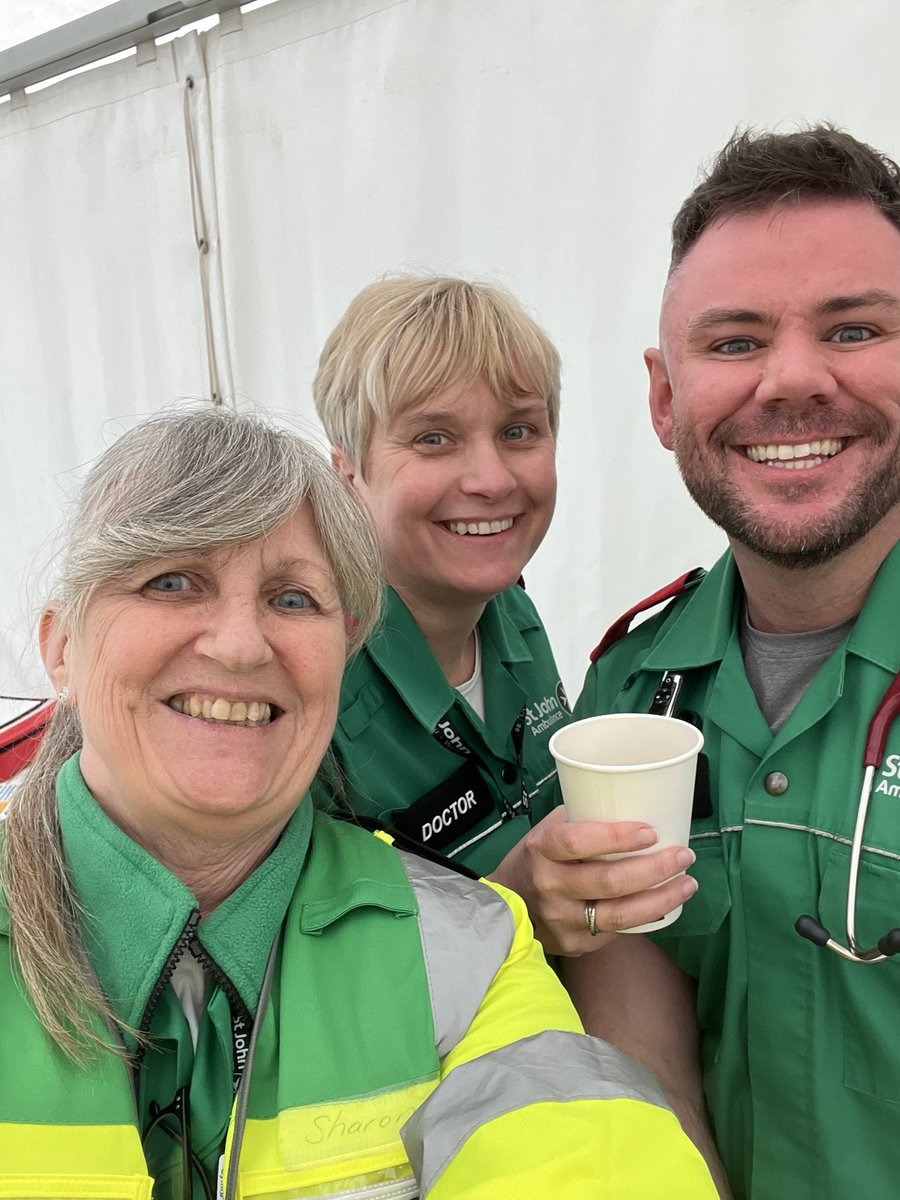 SharonP73803030's tweet image. Very busy day in Main Treatment centre, but a great team in place! @SJAC_Daz @SJACymru @GazNursePrac #teamwork #keepingpeoplesafe