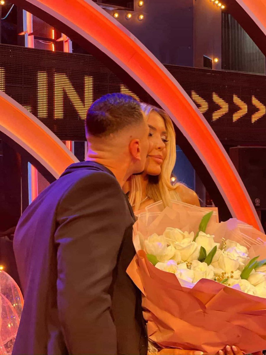 ariaria28's tweet photo. Te gjesh dashurine e vertete ne ditet e sotme..eshte disi e veshtire

Ju ja dolet ta gjenit

Tani eshte momenti ta shijoni..ta jetoni dhe ta ushqeni cdo dite ❤️

Ky eshte thjesht fillimi...

#bbvipal5 #briteo @MateoBorri1 @itsbrikii https://t.co/J8lh7dqgs5