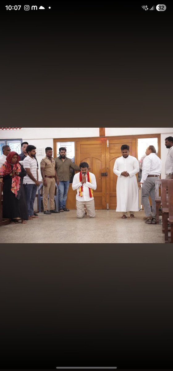 GuruNickson's tweet photo. இருண்டு கிடக்கும் தமிழக அரசியலில் ஒளியேற்ற வரும் கடைசி நம்பிக்கை நம் வெற்றித் தலைவர் மட்டுமே!
#VoteForTVK #VoteForWhistle #TVKForTN2026 https://t.co/IPAxlIfGKW