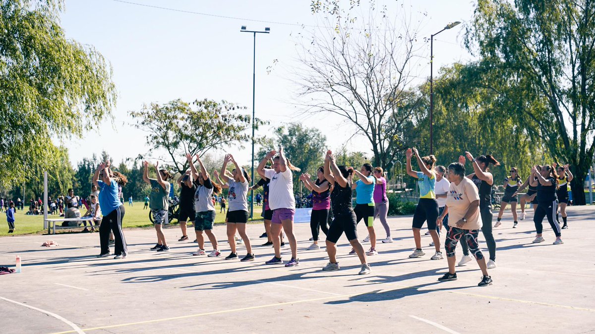 ¡Vivimos una gran jornada de deportes y actividades en el Microestadio Municipal de Pilar! ⚽🏑🥳

👉Comenzamos las competencias en nuestras Ligas Municipales de Hockey, Voley y Fútbol femenino.

👏🥅También recibimos el primer encuentro anual de la Liga Inclusiva de Fútbol...