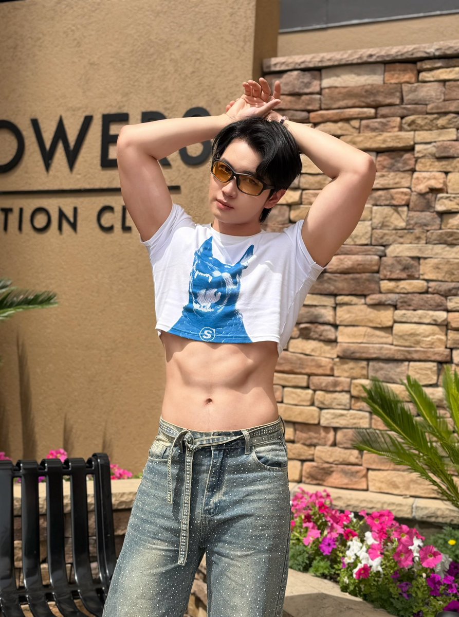 Monomoth1's tweet photo. Just woke up feeling sickening ✨✨ https://t.co/JAWJhbKpVQ