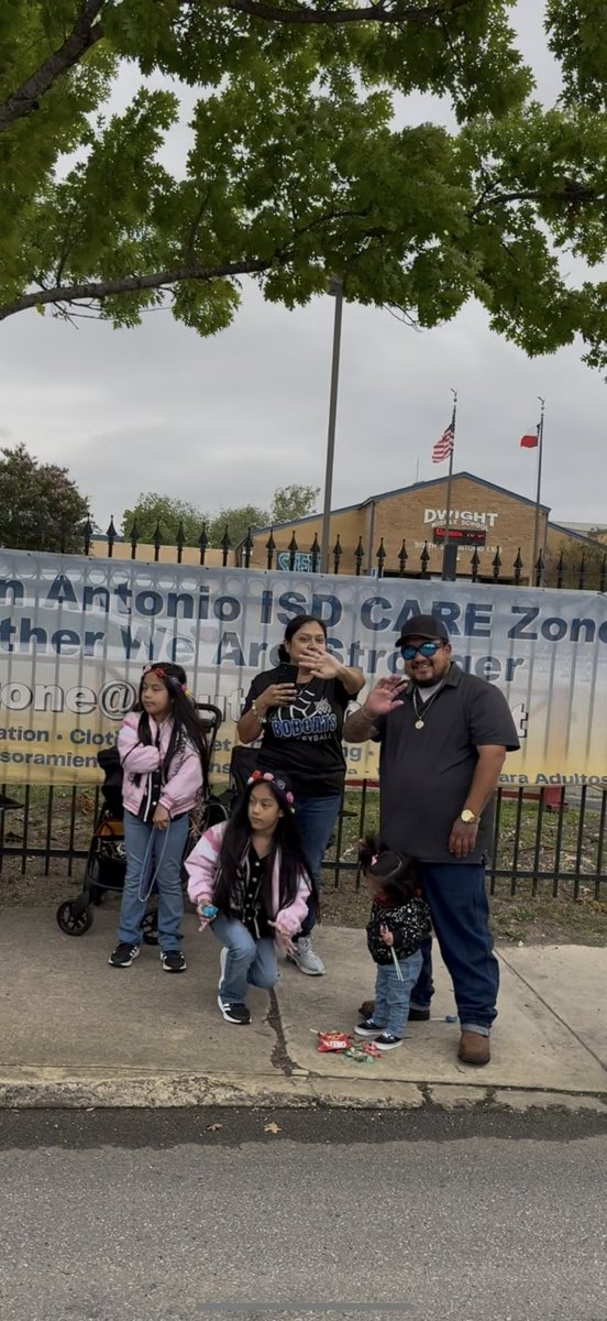 dwight_pe's tweet photo. Old South San Parade was a huge success and so much fun! Thank you to everyone who showed up in support of our athletic program. ⚽️🥎⚾️🏀🏐🏈 https://t.co/jZv3l9G5PB