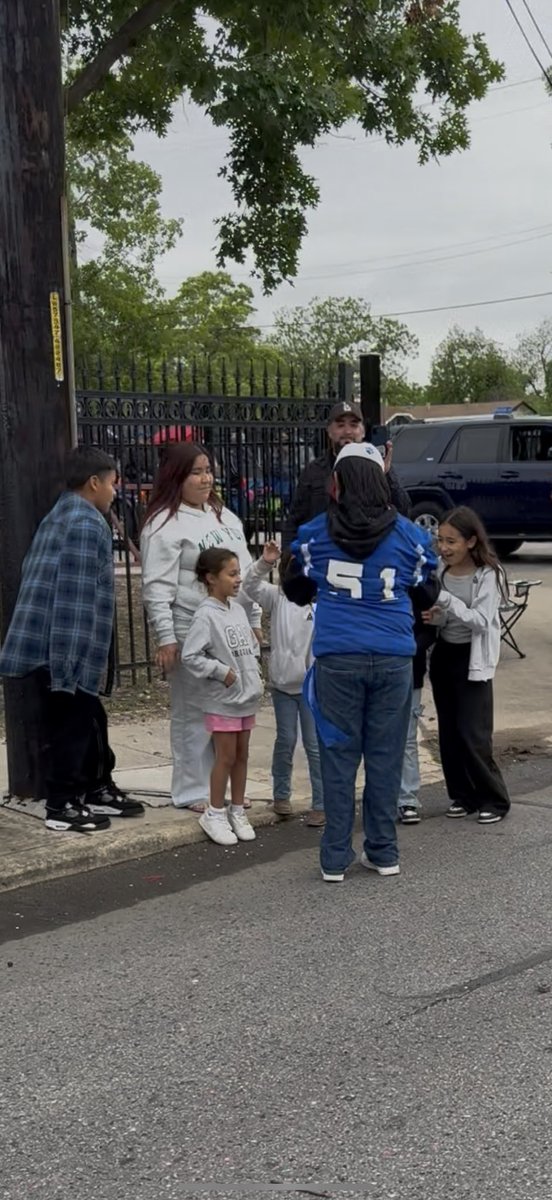 dwight_pe's tweet photo. Old South San Parade was a huge success and so much fun! Thank you to everyone who showed up in support of our athletic program. ⚽️🥎⚾️🏀🏐🏈 https://t.co/jZv3l9G5PB