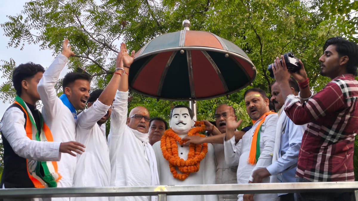 अहंकारी सरकार को झुकना पड़ा, जनशक्ति की जीत हुई! 🔥

शाहजहांपुर में अमर शहीदों की प्रतिमाओं पर बुलडोजर चलाने वाली भाजपा सरकार को कांग्रेस की हुंकार और शहरवासियों की एकजुटता ने घुटनों पर ला दिया। दबाव में ही सही, सरकार को उन महान बलिदानियों की मूर्तियों को पुनः स्थापित करना पड़ा।