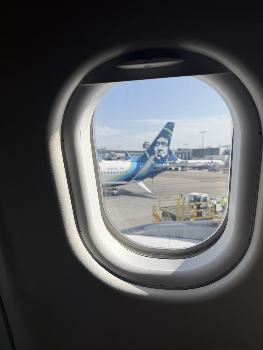 FL410_over_HNL tweet media