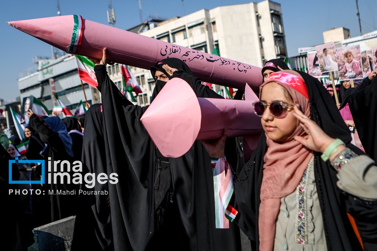 وطن عزیز کے دفاع کے لیے اس سرزمین کی لڑکیاں بھی صد فی صد تیار ہیں۔
"ایران پر جاں فدا" پریڈ
مکمل البم: ur.irna.ir/photo/86131902