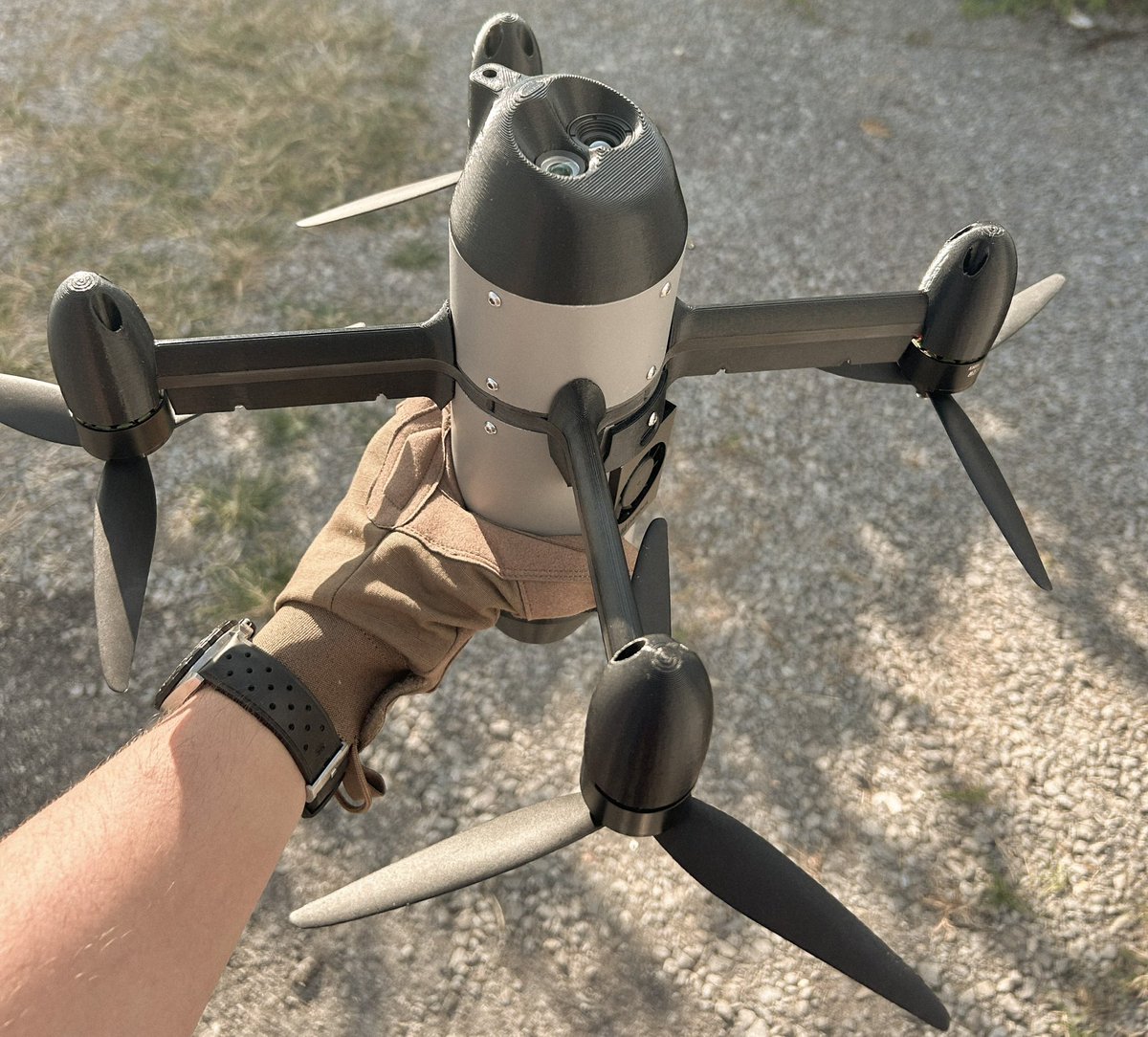 Drone_Wars_'s tweet image. U.S. company Askari Defense has reportedly unveiled the “Rift Alpha” hand-launched interceptor drone, designed to counter small Group 1–2 UAVs at short range.

 #USA #UAV #CounterDrone #Defense